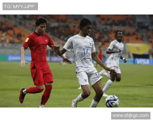 足球明星背影艺术表现探索展现运动精神与个人魅力的视觉盛宴